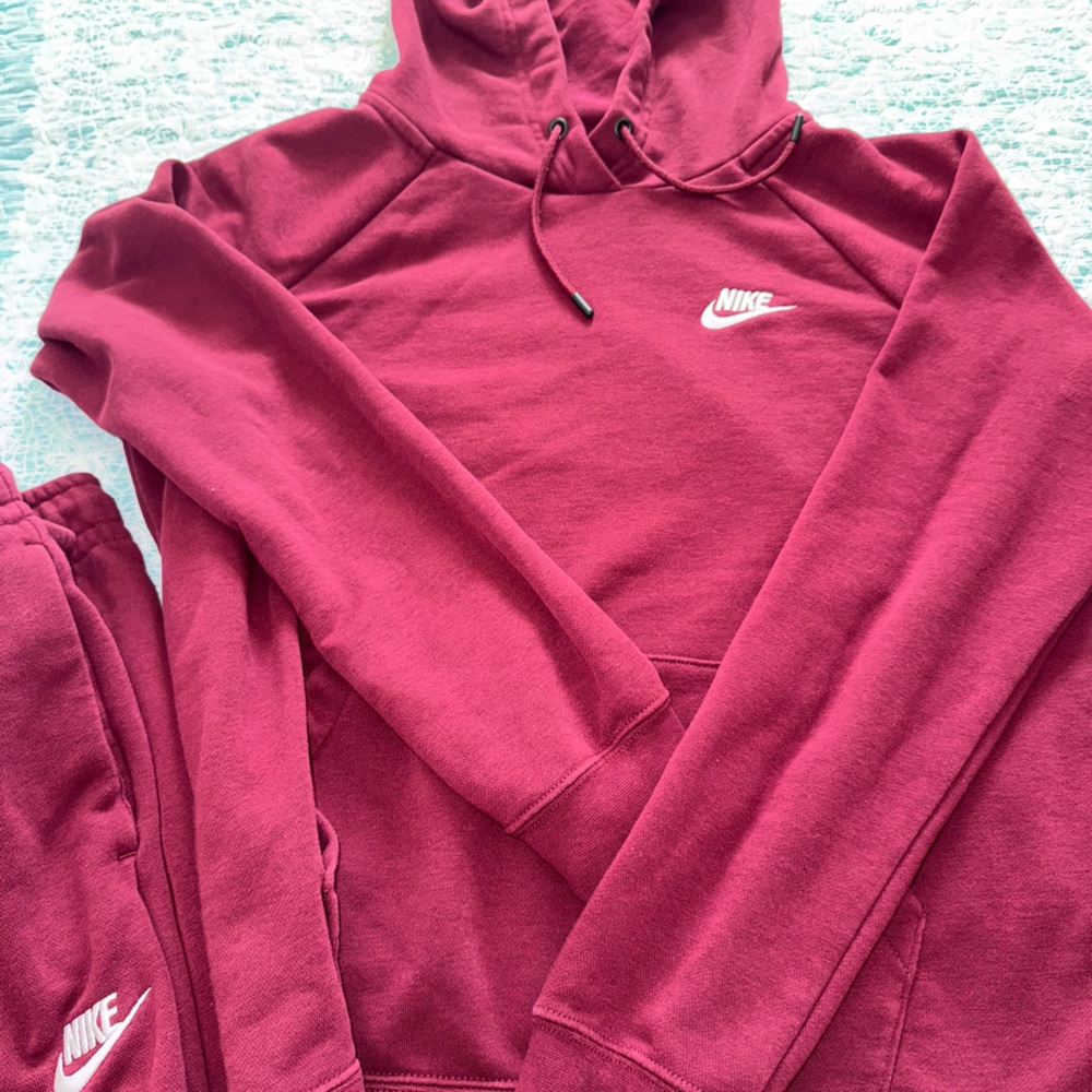 Maroon Nike sweatsuit Great condition!